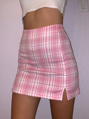 BNWT brandy melville cara skirt in pink OS